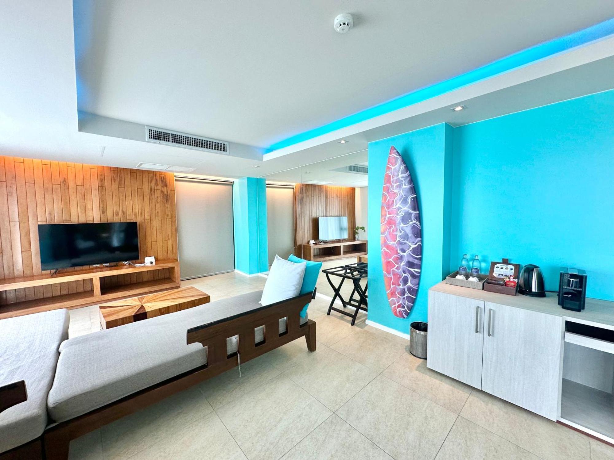 Zenmaya Oceanfront Phuket, Trademark Collection By Wyndham Patong Bagian luar foto A suite at the hotel