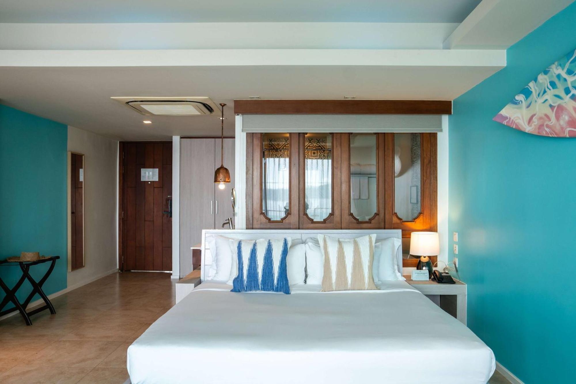 Zenmaya Oceanfront Phuket, Trademark Collection By Wyndham Patong Bagian luar foto A bedroom at the hotel